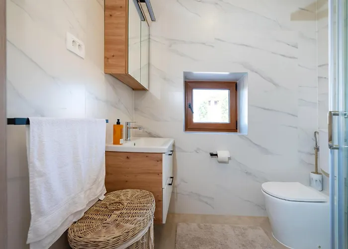 Lovely In With Wifi Holiday home