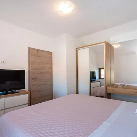 Ferienhaus 2 Bedroom Luxurious In