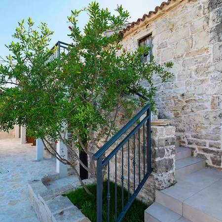 Ferienhaus 2 Bedroom Luxurious In